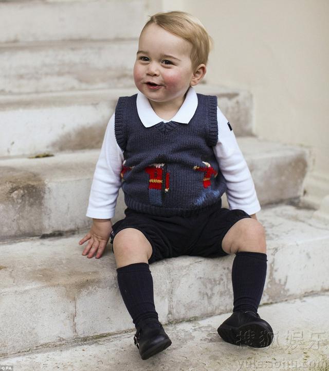 乔治小王子坐台阶拍圣诞照 露憨笑萌翻众人