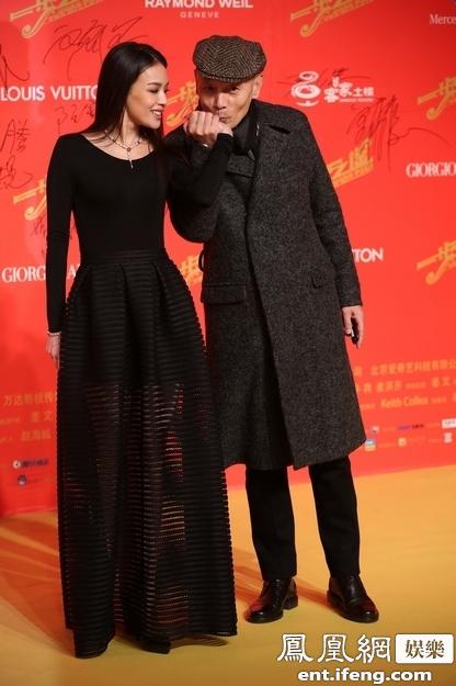 《一步之遥》首映红毯 葛优轻吻舒淇玉手