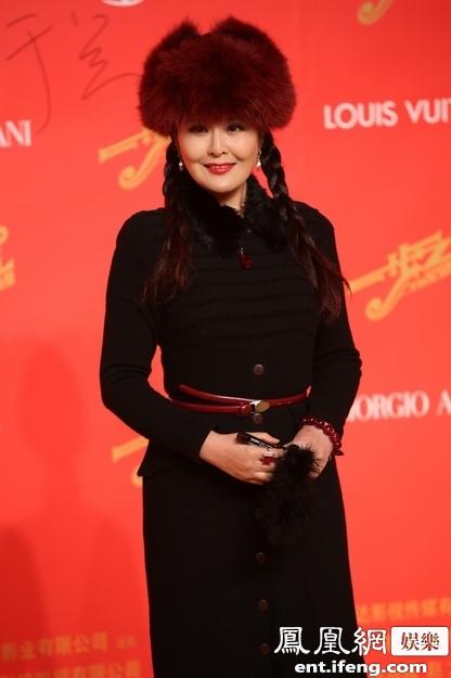 《一步之遥》首映红毯 葛优轻吻舒淇玉手