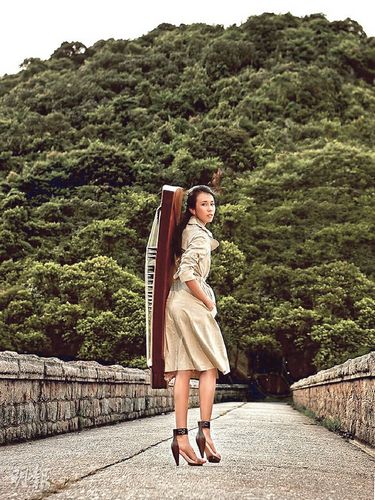 莫文蔚性感照曝光 穿黑裙躺水中似美人鱼