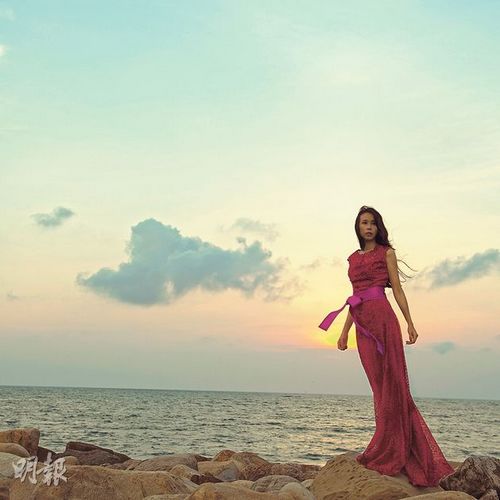 莫文蔚性感照曝光 穿黑裙躺水中似美人鱼