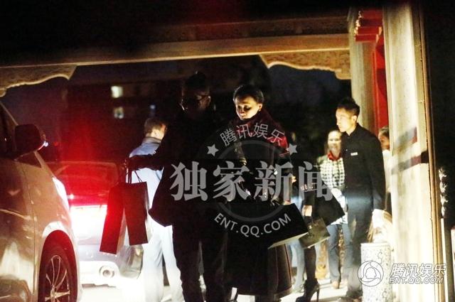 刘嘉玲20年身材不走样 打扮雍容华贵高级餐厅会友