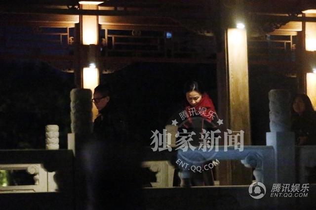 刘嘉玲20年身材不走样 打扮雍容华贵高级餐厅会友 刘嘉玲20年身材不走样 打扮雍容华贵高级餐厅会友