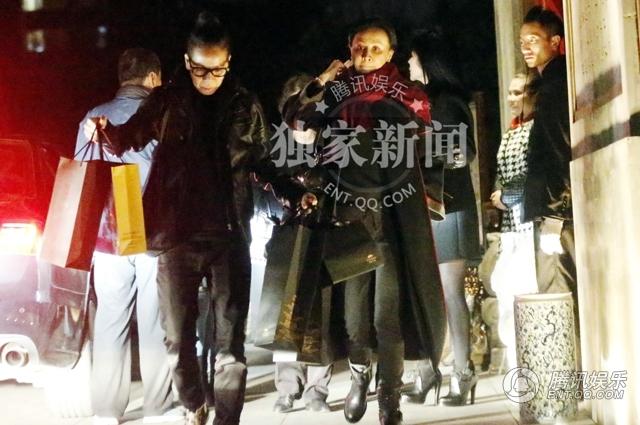 刘嘉玲20年身材不走样 打扮雍容华贵高级餐厅会友