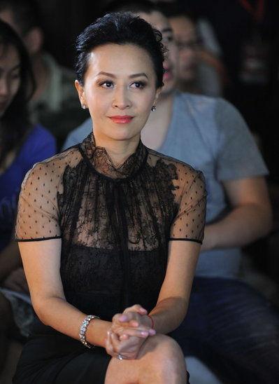 刘嘉玲20年身材不走样 打扮雍容华贵高级餐厅会友 刘嘉玲20年身材不走样 打扮雍容华贵高级餐厅会友