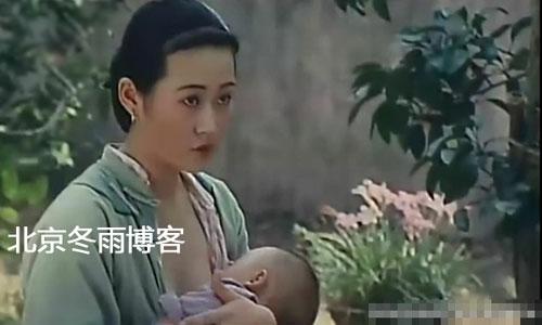 许晴当众给孩子喂奶剧照