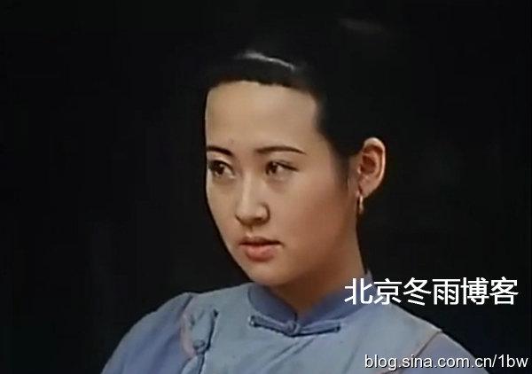 许晴昔日湿身凸点片段曝光：当众露胸喂奶 脸盘宽大