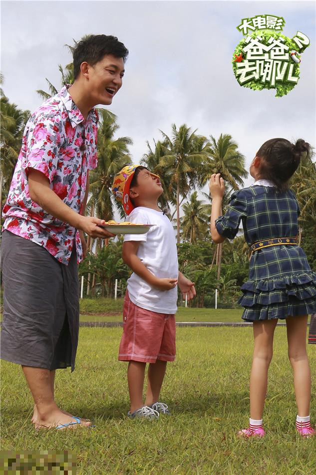 《爸爸2》萌娃星爸PK颜艺 搞怪比拼“有钱任性”