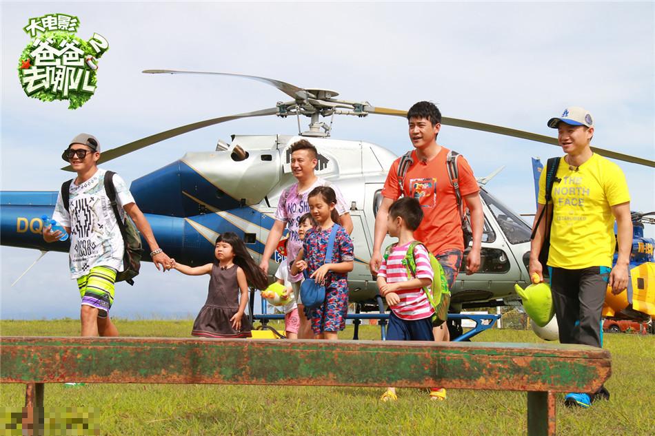 《爸爸2》萌娃星爸PK颜艺 搞怪比拼“有钱任性”