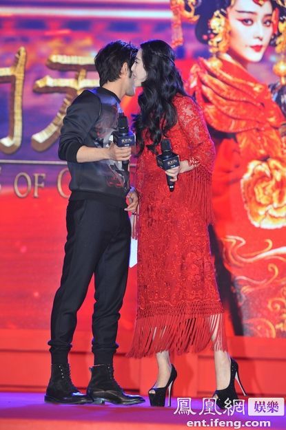 范冰冰宣传《武则天》 遭男星横抱险被“甩飞”