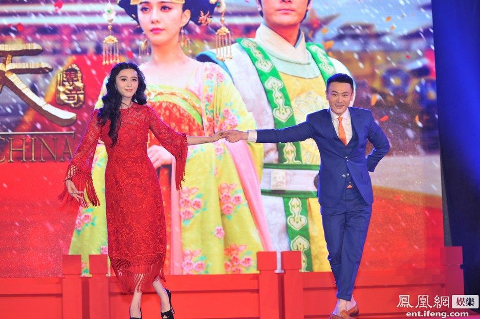 范冰冰宣传《武则天》 遭男星横抱险被“甩飞”