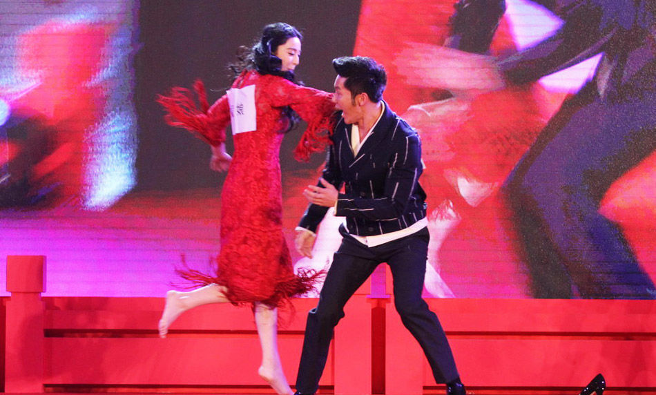 范冰冰宣传《武则天》 遭男星横抱险被“甩飞”