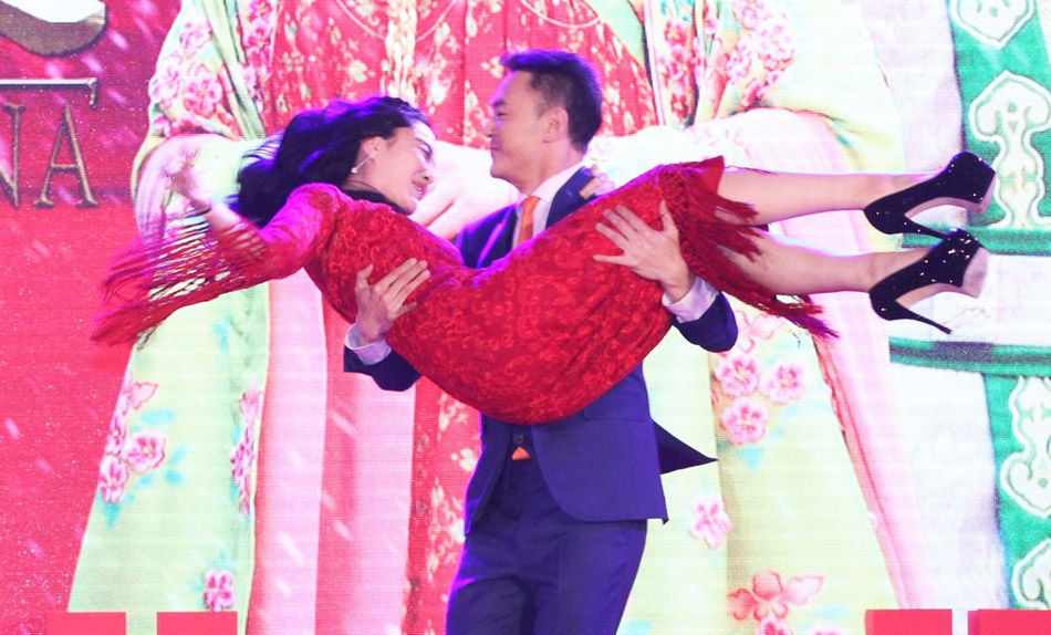 范冰冰宣传《武则天》 遭男星横抱险被“甩飞”