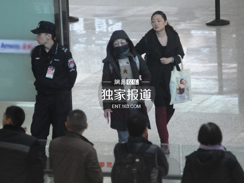 周迅围巾遮面低调来沪 疑手机传情高圣远