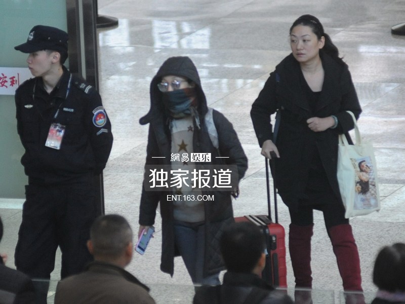 周迅围巾遮面低调来沪 疑手机传情高圣远