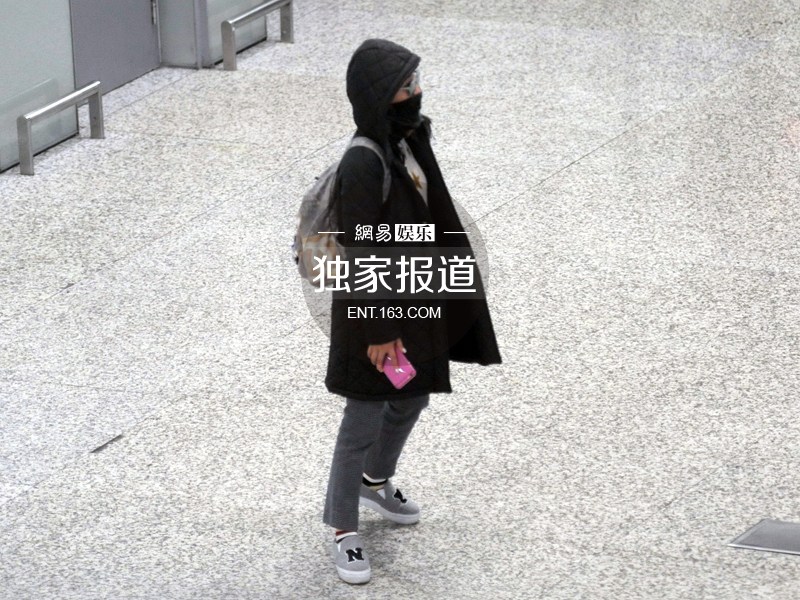 周迅围巾遮面低调来沪 疑手机传情高圣远