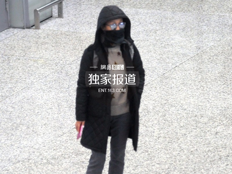 周迅围巾遮面低调来沪 疑手机传情高圣远