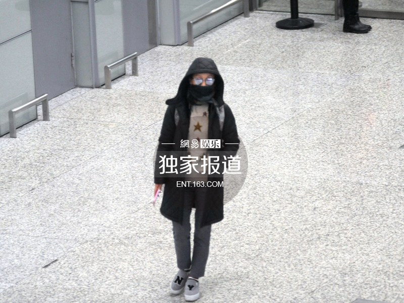 周迅围巾遮面低调来沪 疑手机传情高圣远