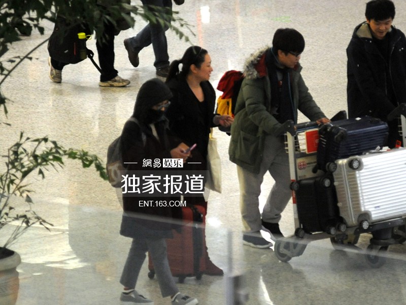 周迅围巾遮面低调来沪 疑手机传情高圣远 周迅围巾遮面低调来沪 疑手机传情高圣远
