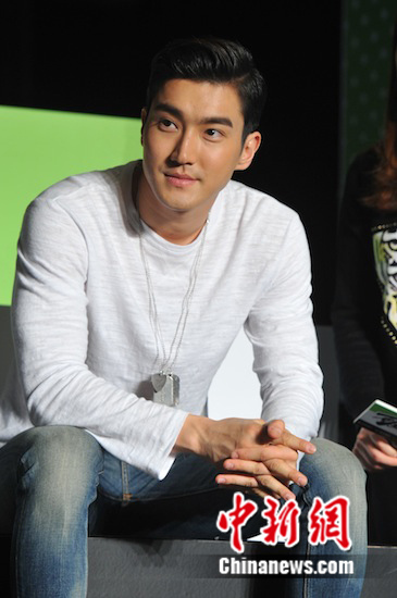 窦骁被逼刮腿毛 崔始源:我双腿光滑不像男生