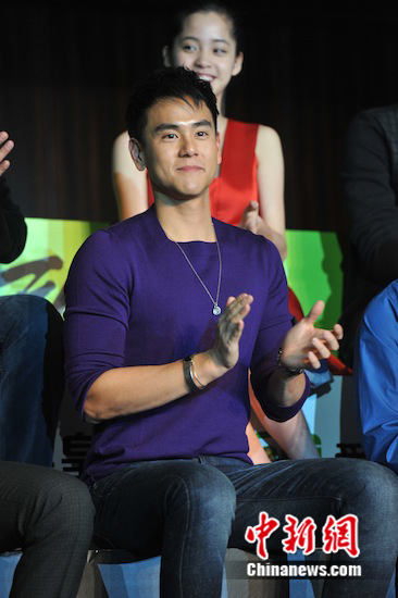 窦骁被逼刮腿毛 崔始源:我双腿光滑不像男生