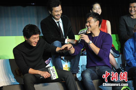 窦骁被逼刮腿毛 崔始源:我双腿光滑不像男生