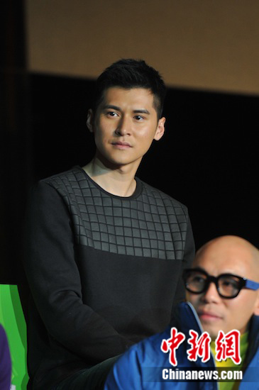 窦骁被逼刮腿毛 崔始源:我双腿光滑不像男生