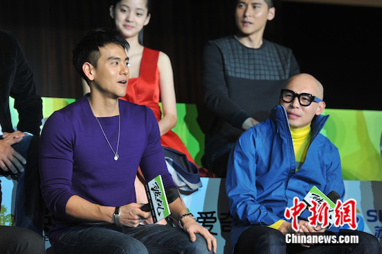 窦骁被逼刮腿毛 崔始源:我双腿光滑不像男生