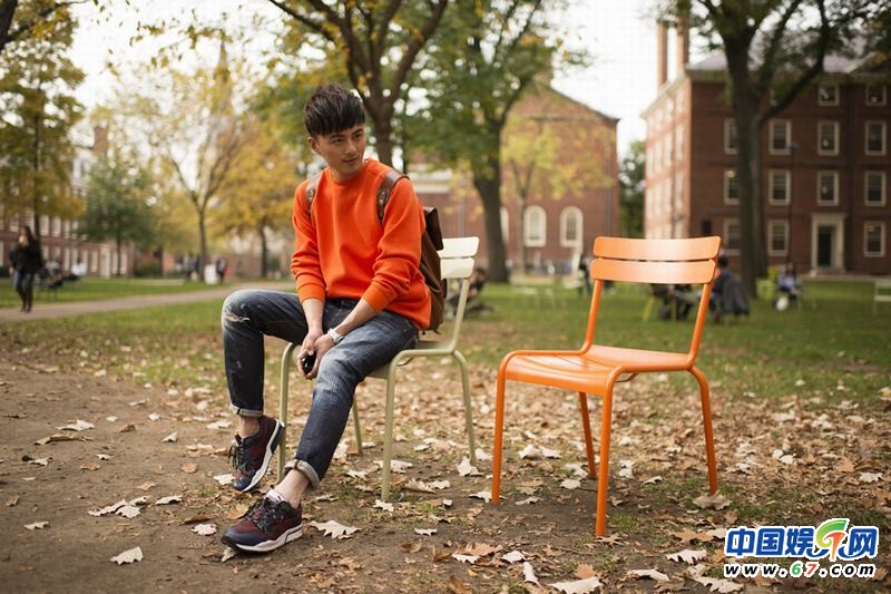 叶祖新置身校园美景 橙衣演绎浅暖时尚