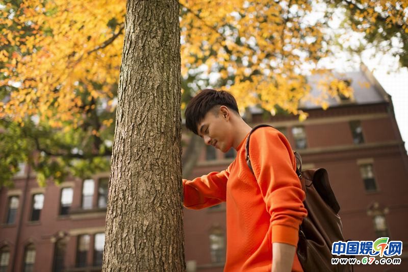 叶祖新置身校园美景 橙衣演绎浅暖时尚