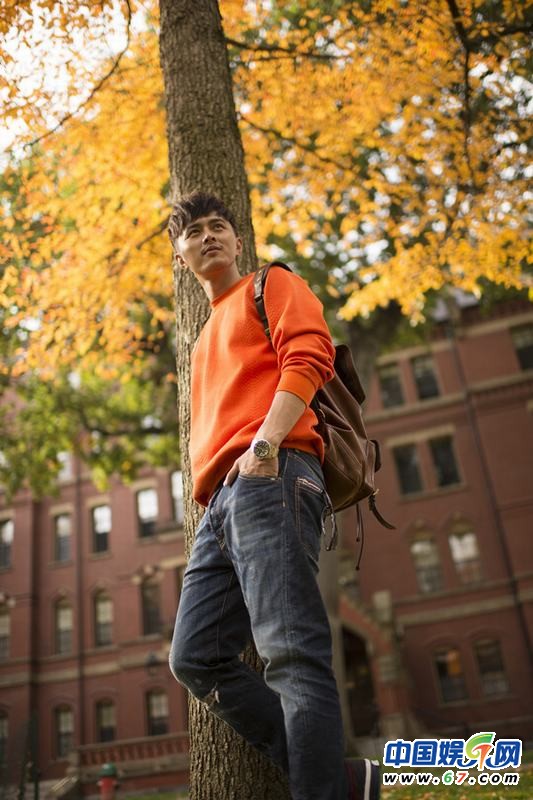 叶祖新置身校园美景 橙衣演绎浅暖时尚