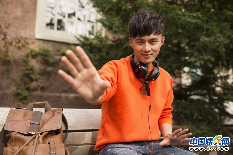 叶祖新置身校园美景 橙衣演绎浅暖时尚