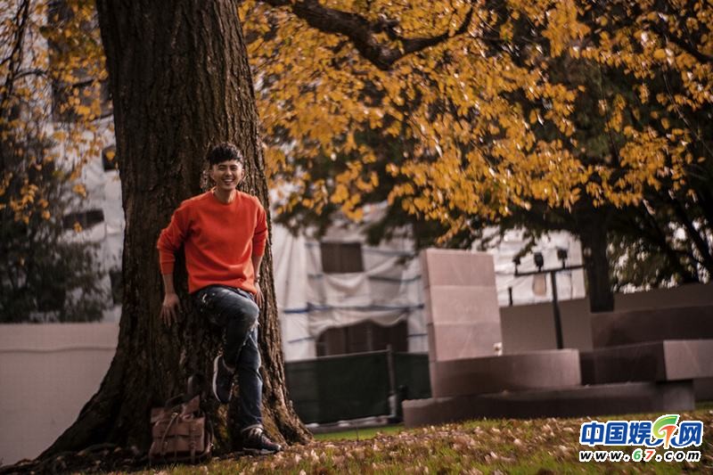叶祖新置身校园美景 橙衣演绎浅暖时尚