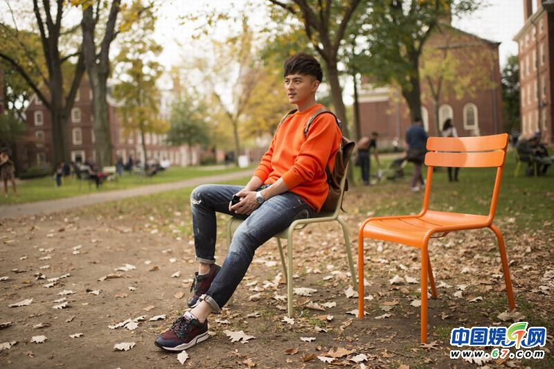 叶祖新置身校园美景 橙衣演绎浅暖时尚