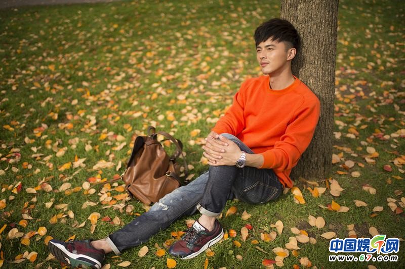 叶祖新置身校园美景 橙衣演绎浅暖时尚