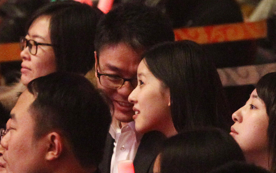 奶茶妹妹与刘强东恩爱看演出 耳鬓厮磨