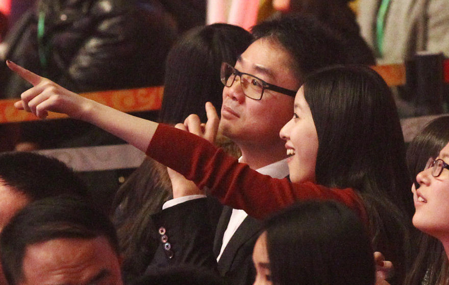 奶茶妹妹与刘强东恩爱看演出 耳鬓厮磨