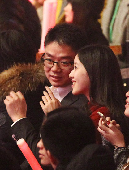 奶茶妹妹与刘强东恩爱看演出 耳鬓厮磨