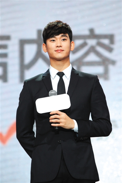 忽胖忽瘦好神奇！金秀贤出席试映会 清瘦帅气笑容阳光