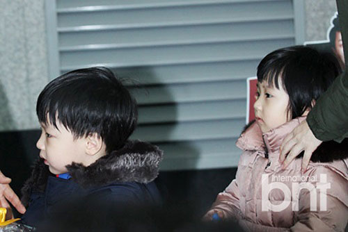   李英爱携龙凤胎儿女亮相 母爱满满