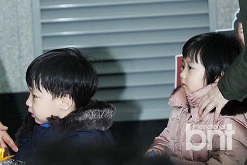   李英爱携龙凤胎儿女亮相 母爱满满