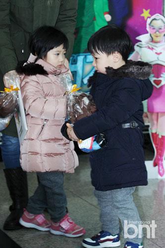   李英爱携龙凤胎儿女亮相 母爱满满