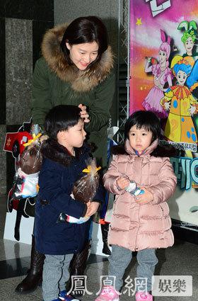   李英爱携龙凤胎儿女亮相 母爱满满