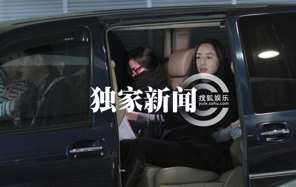 董洁围巾裹面抵沪 面无表情似心情不佳 董洁围巾裹面抵沪 面无表情似心情不佳