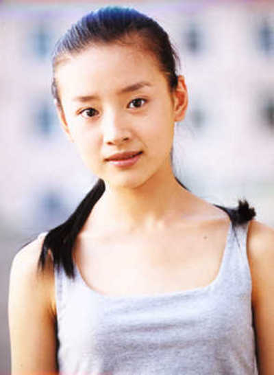 董洁围巾裹面抵沪 面无表情似心情不佳