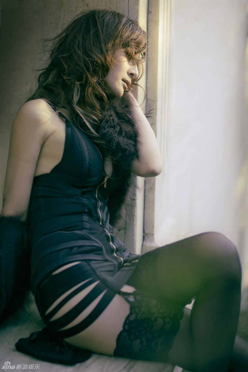 被抓女主播王婧再登《男人装》 性感内衣惹火