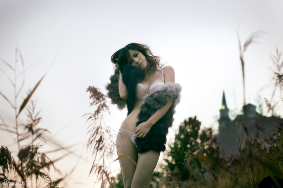 被抓女主播王婧再登《男人装》 性感内衣惹火