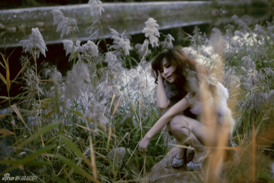 被抓女主播王婧再登《男人装》 性感内衣惹火