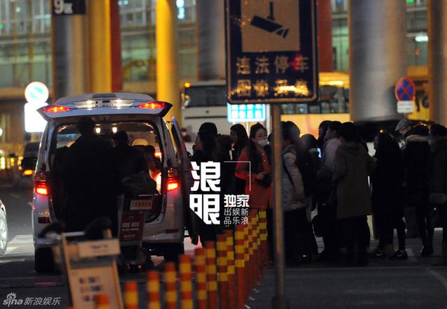 李易峰抵京潮范十足 引粉丝围堵接机