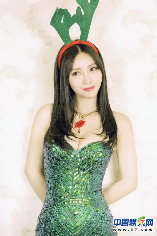 柳岩拍摄复古圣诞写真红配绿 温馨倚靠大熊甜蜜爆表